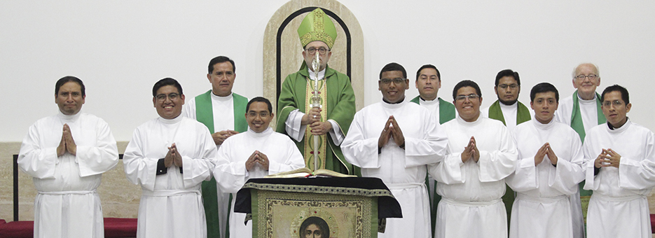 Seminaristas reciben ministerios del Acolitado y Lectorado