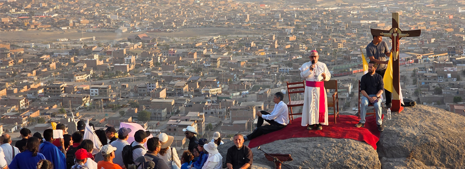 Jóvenes del Decanato IV peregrinan en el cerro Gorila en el vía crucis