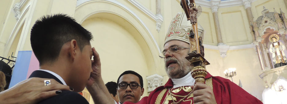 Obispo del Callao confirmó 58 jóvenes en la Parroquia San Juan Bosco