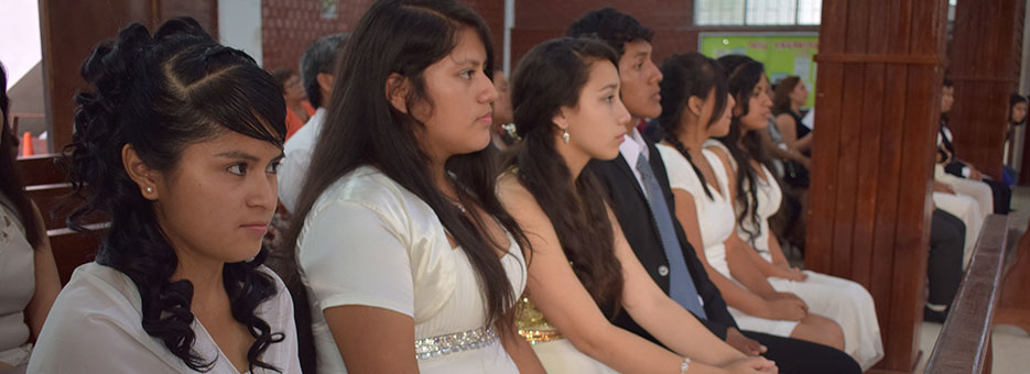Obispo del Callao confirmó a 17 jóvenes de la P. Jesús de Nazaret