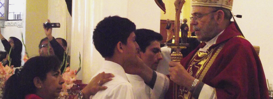 Monseñor José Luis Del Palacio confirmó a jóvenes de la Parroquia San José