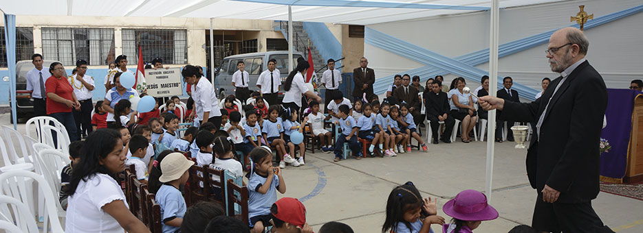 Obispo del Callao entregó libros a colegios parroquiales