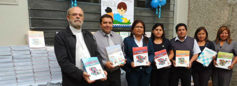 Obispo de Callao hizo entrega de libros a colegios de Pachacutec