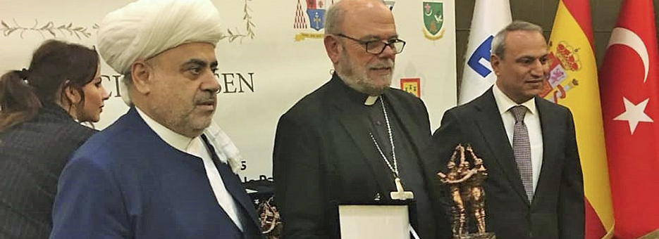 Obispo del Callao recibe reconocimiento en encuentro interreligioso