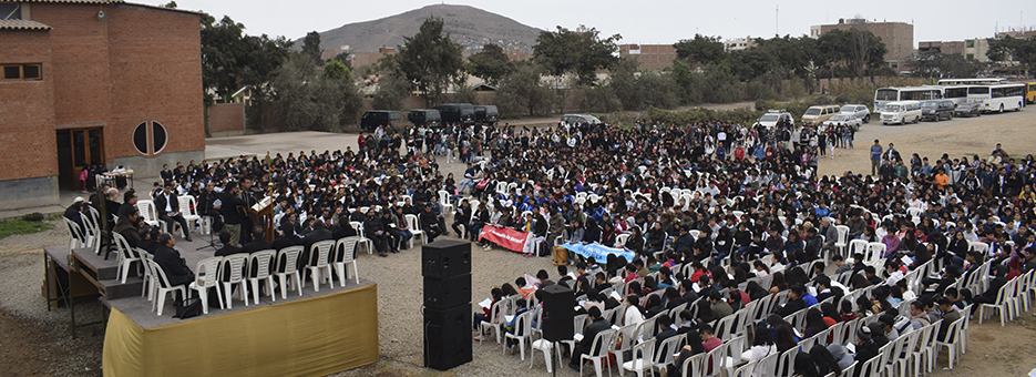 Obispo del Callao se reúne con más de 2 mil jóvenes chalacos