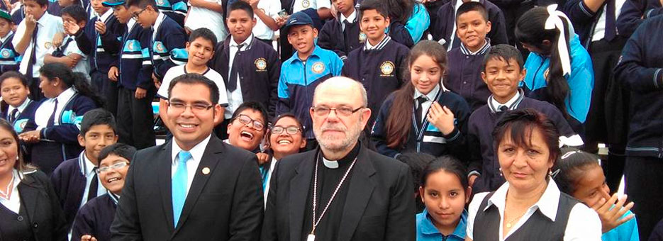 Colegio Parroquial rinde homenaje al Obispo del Callao
