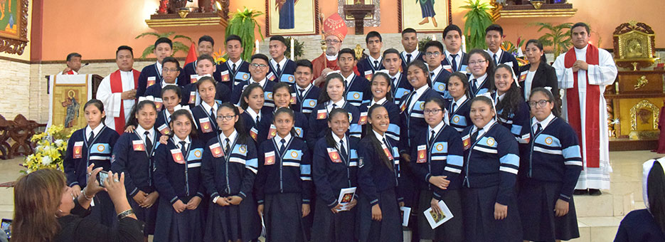 71 alumnos de la I.E.P Junior César de los Ríos recibieron la Confirmación