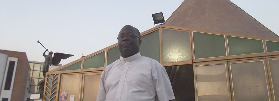 Entrevista al Padre Pierre Manbo, nuevo vicario parroquial de San Pedro Nolasco