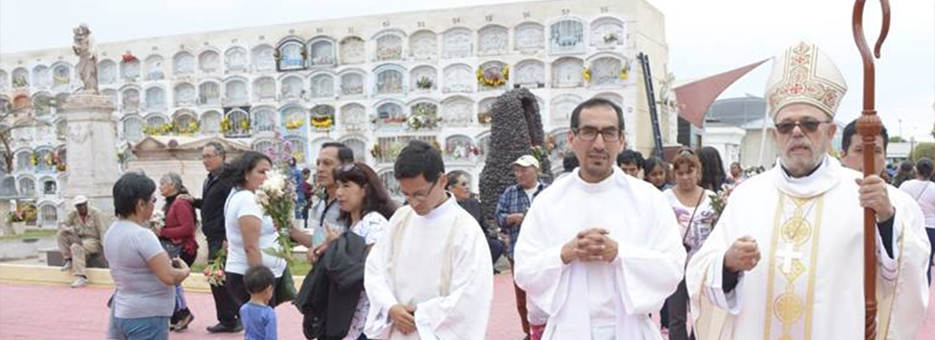 Monseñor José Luis ofició Misa en cementerio del Callao