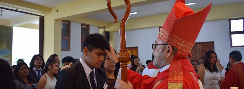 Jóvenes de la P. San Pío X reciben el Sacramento de la Confirmación