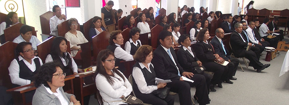Personal administrativo y docentes de colegios parroquiales participan en retiro