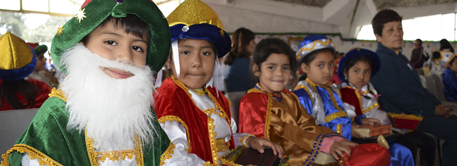 Niños disfrazados Reyes Magos recorrieron calles del Callao