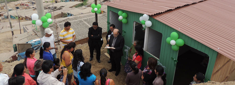 Obispo del Callao entregó casas a cuatro familias de Ventanilla y Mi Perú