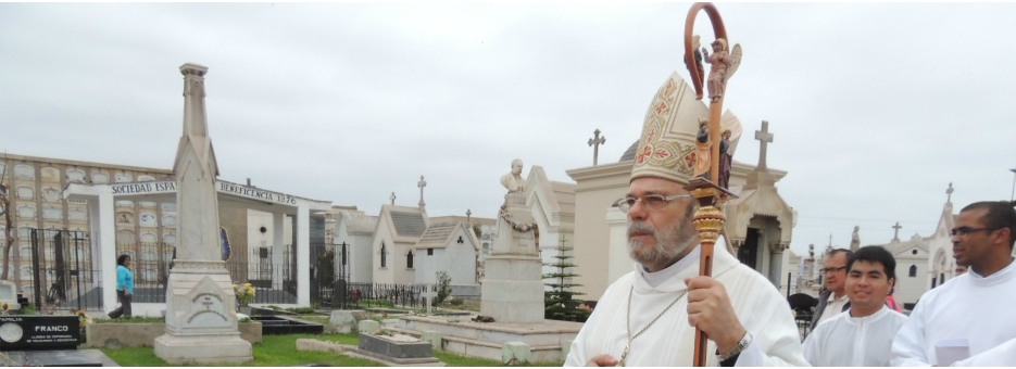 Obispo del Callao celebra misa por el día de todos los santos