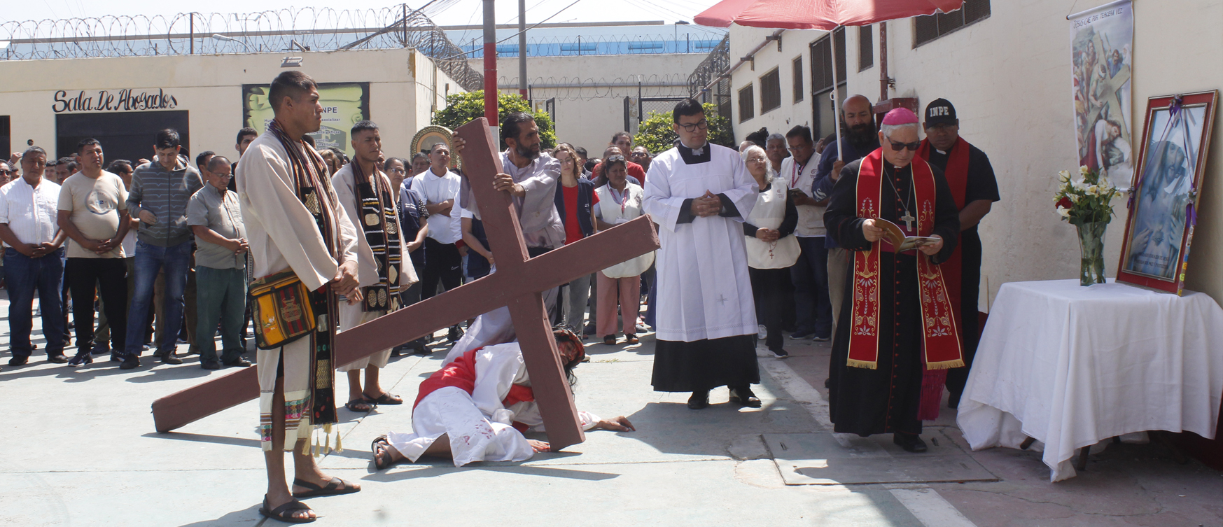 Obispo del Callao presidió el Vía Crucis en el penal Sarita Colonia el Viernes Santo