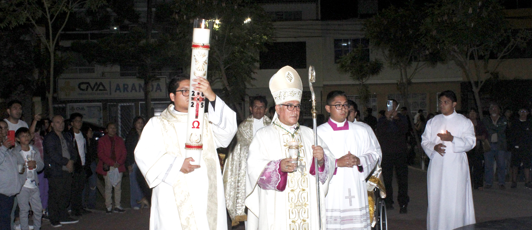 Obispo del Callao celebró la Vigilia Pascual en la Parroquia Sagrada Familia