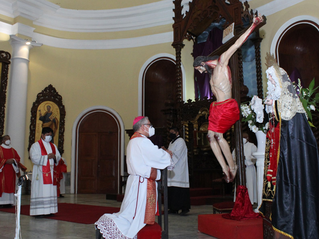 Adoración de la Cruz (Viernes Santo 2022)